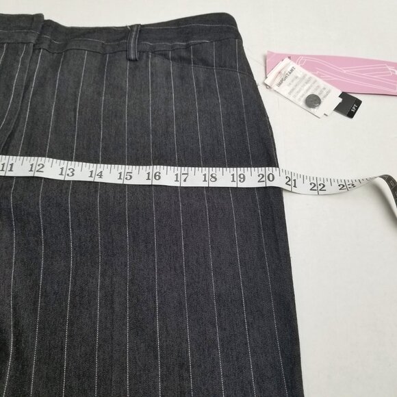 Larry Levine Stretch Capri Pants Size 12 Black Pinstripe Academia Office Career - Picture 9 of 11